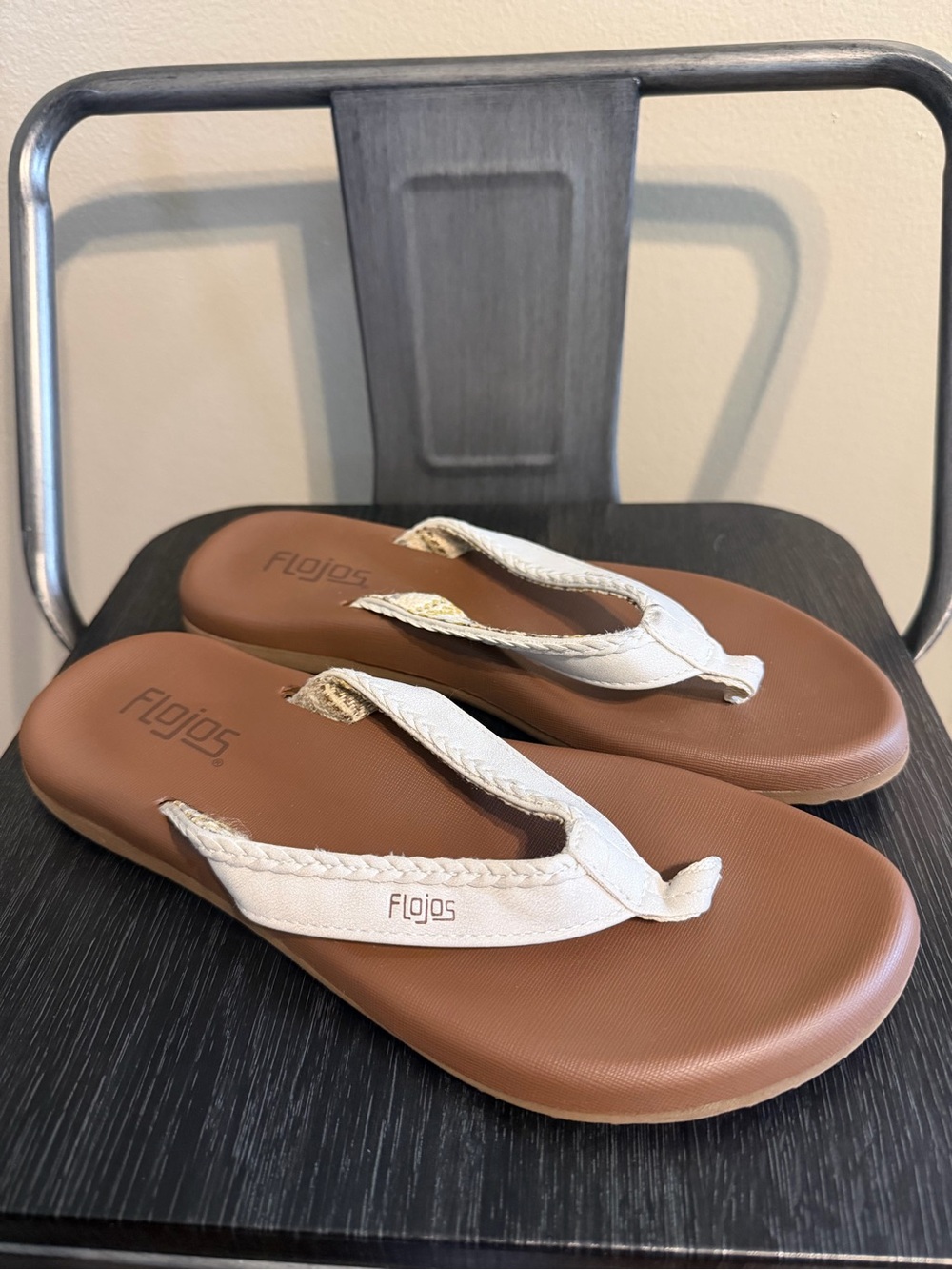 Flojos Women’s Size 7 White Brown Cushioned Flip Flop Sandals